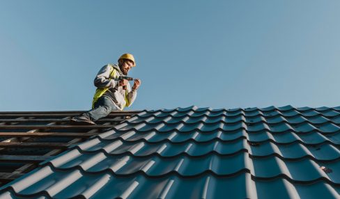 long-shot-man-working-roof